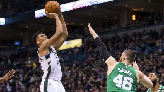Basket, playoff Nba: Milwaukee porta Boston alla 'bella'
