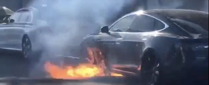 A fuoco la Tesla della famiglia McCormack, sui social è polemica