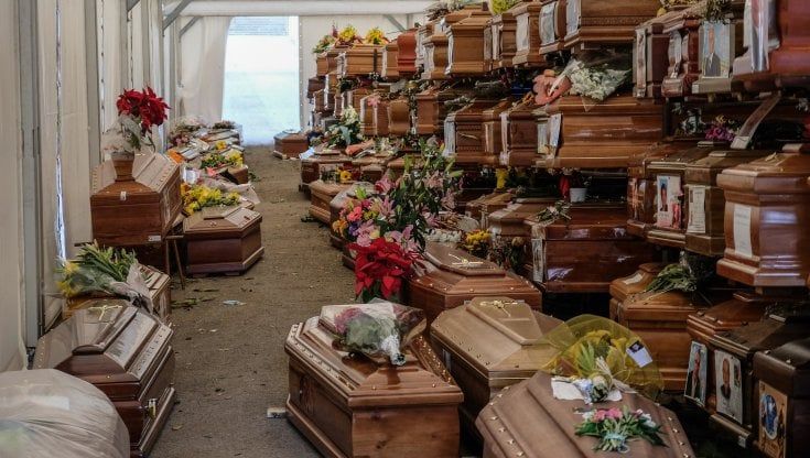 Uffici cimiteriali chiusi il sabato, le salme restano a casa 