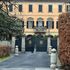 Cerca di far irruzione nella villa di Berlusconi ad Arcore gridando: 