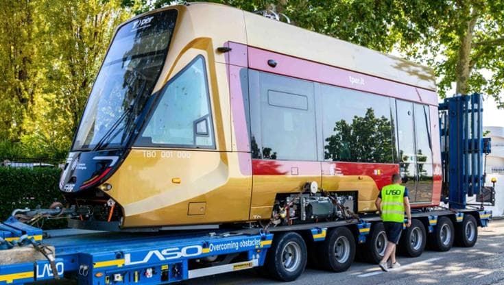 Il tram è già in pista: a Bologna il primo di 33 convogli, una storia lunga 1.230 giorni