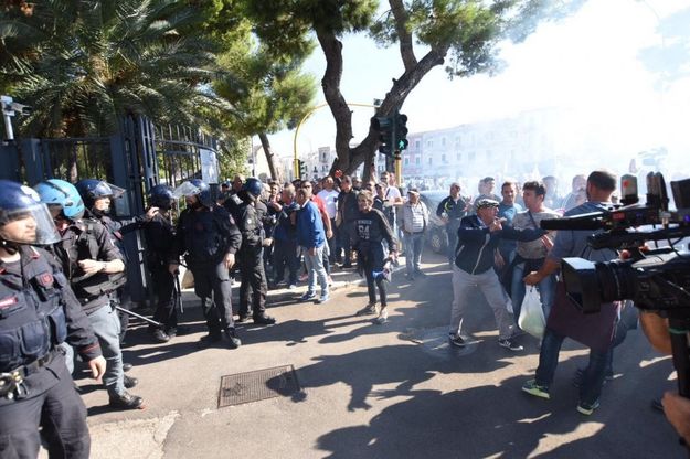 Bari, la protesta dei pescatori in città: petardi e traffico bloccato