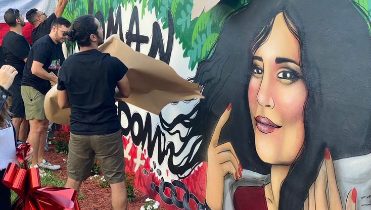 Un murale per Mahsa Amini a Wynwood, il quartiere della street art a Miami. Lo ha realizzato un'artista italiana