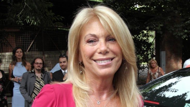 Rita Dalla Chiesa corre per Forza Italia: Berlusconi impone la candidatura blindata per la conduttrice, infuriano le polemiche