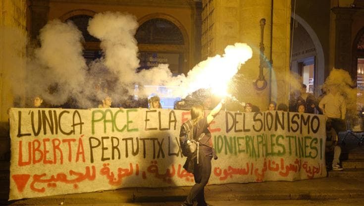 Migliaia al corteo pro Pal, tensione e viali bloccati. C’è chi inneggia al 7 ottobre