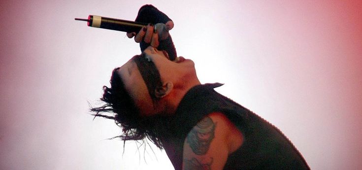 Malore per Marilyn Manson, il cantante abbandona il palco durante un concerto