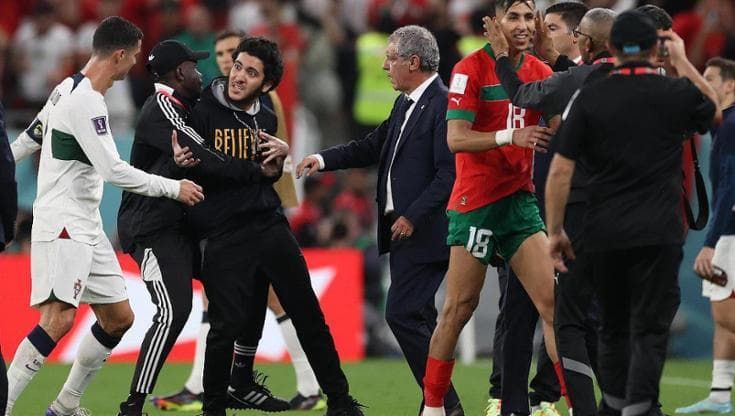 Ronaldo in lacrime, fermato da un invasore di campo, si divincola e fugge negli spogliatoi 