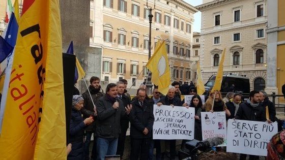 Bonino e Calenda in piazza contro lo stop alla prescrizione: "Stato di diritto a pezzi, non cederemo alla barbarie"