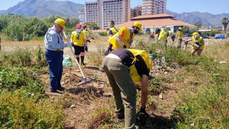 Raduno alla foce del fiume Oreto per ripulirla dai rifiuti