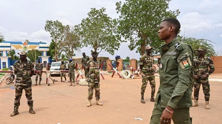 Niger, la giunta militare espelle gli ambasciatori di Francia, Germania, Usa e Nigeria. Parigi: “Non sono autorizzati”