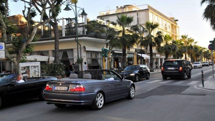 A Forte dei Marmi Prada compra il Caffè Principe, Cucinelli al posto della storica boutique