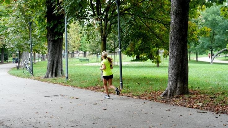 Si nasconde nel parco e aggredisce la ex a calci e pugni, arrestato: lei lo aveva già denunciato