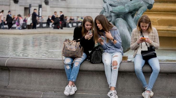 Adolescenti italiani: incompresi dai genitori, vicini agli amici e disinteressati alla politica