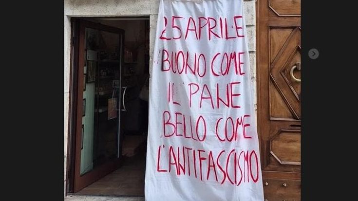 Mette striscione “buono come il pane, bello come l’antifascismo”: fornaia identificata nelle Marche