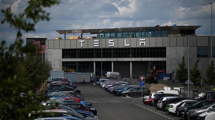 Tesla e i suoi segreti, viaggio nella gigafactory di Musk che divide i tedeschi