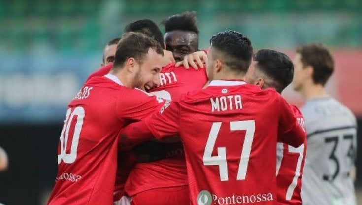 Serie B, Balotelli gol: il Monza è secondo. Empoli frena, il Cittadella crolla in casa. Salernitana: paura per Dziczek