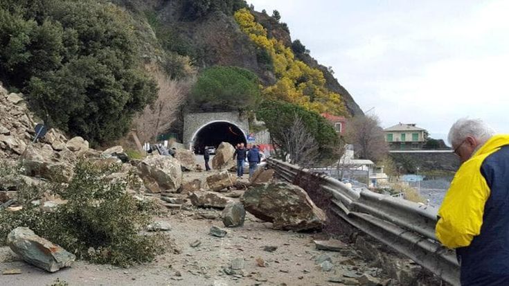 Arenzano, un vertice per la frana: “Esplosivo per un masso enorme”