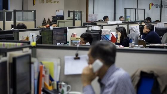 Hong Kong, un giallo da 35 miliardi: crollano tre titoli, caos in Borsa