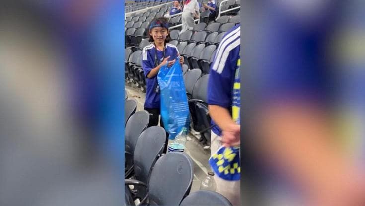 Mondiali, i tifosi giapponesi puliscono gli spalti anche in Usa: "Rispetto per giocatori e stadio"