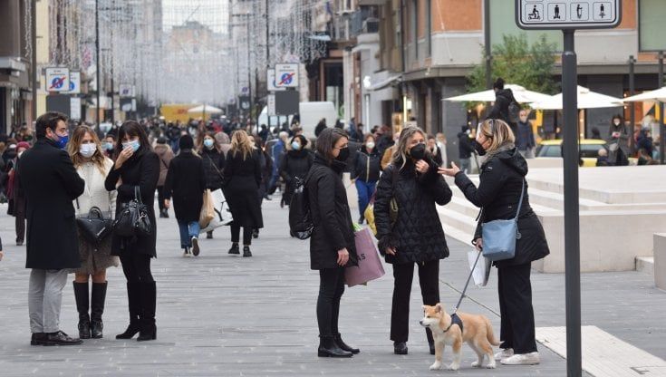 Coronavirus, la Puglia verso la zona arancione: da sabato 16 in arrivo nuovi stop a scuola, spostamenti e negozi