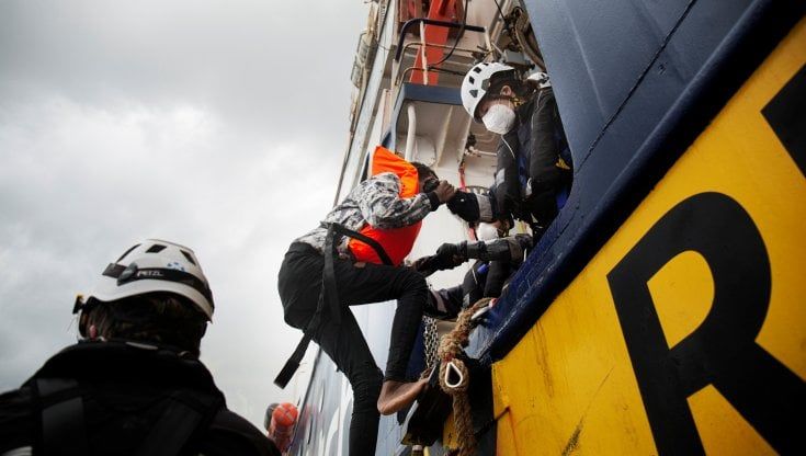 La Sea Watch con 461 migranti a bordo costretta a riparare al porto di Augusta