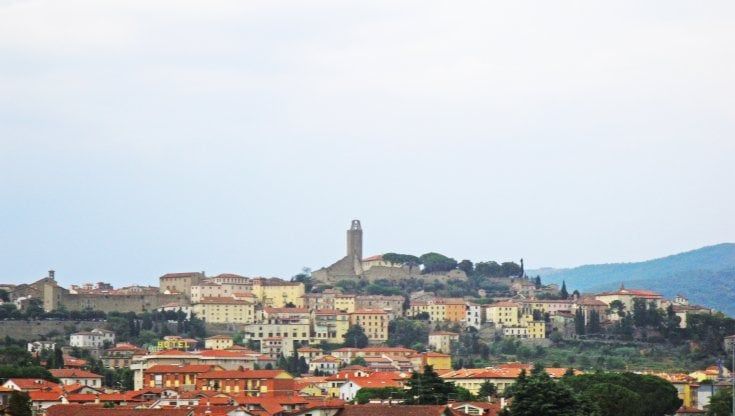 Castiglion Fiorentino, mamma non può acquistare i libri per le figlie, una concittadina anonima li paga al posto suo