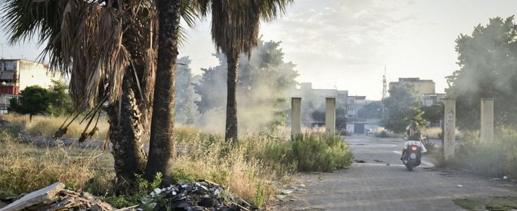L'inferno dell'area Est tra roghi di piromani, rifiuti e abbandono