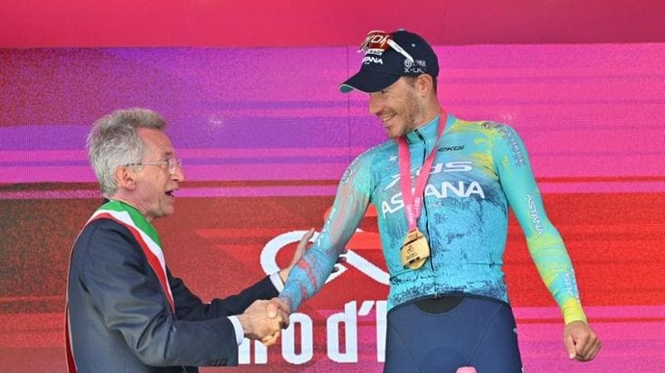 Napoli, in 150mila per il Giro: il Plebiscito è azzurro con lo sprint di Ballerini