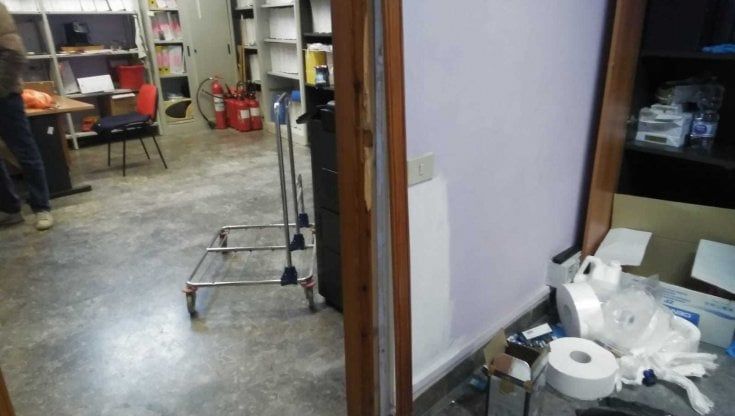 Comune, raid vandalico a palazzo Magnisi. Il sindaco e l'assessore: "Fatto gravissimo"
