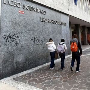 Milano, studente picchiato fuori scuola da Forza Nuova: "Pugni in faccia mentre lo bloccavano"