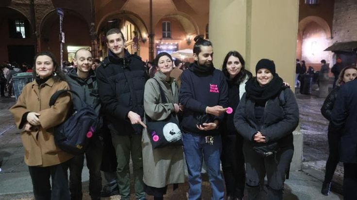 “Stasera torniamo insieme?”: debutta l’autobus umano notturno. Ma non ci sale (ancora) nessuno