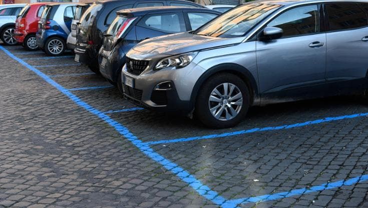 Strisce blu, autospia contro i furbetti della sosta: ecco cosa cambierà da dicembre
