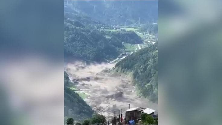 La furia dell'alluvione tra Nepal e Tibet: la valle devastata vista dal drone