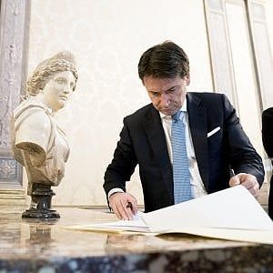 Conte in politica, destra all’attacco. L’approvazione del Pd e il gelo M5S