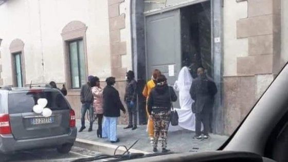 Emergenza Coronavirus ma a Castel Volturno viene celebrato un matrimonio con assembramenti di gente