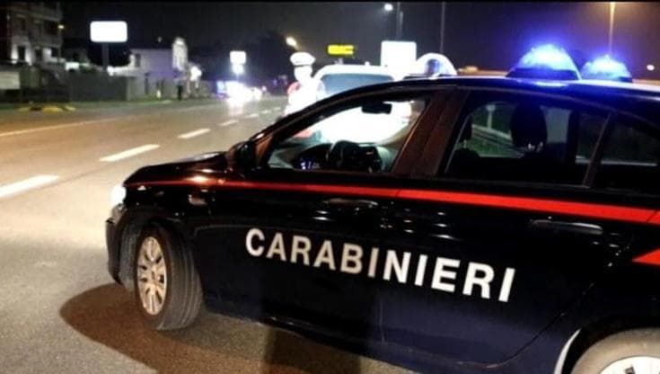 Aversa, lite condominiale degenera: carabinieri sequestrano armi e droga, due fratelli arrestati
