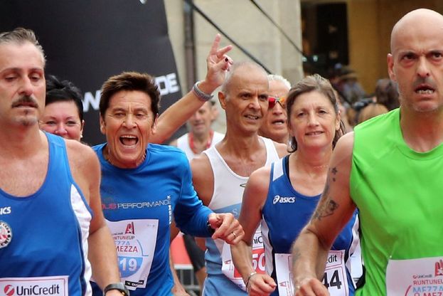 Gianni Morandi, "nottataccia" in furgone per correre la maratona