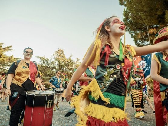 Giocolieri e artisti di strada, al Festival Murguero sfilano anche i migranti