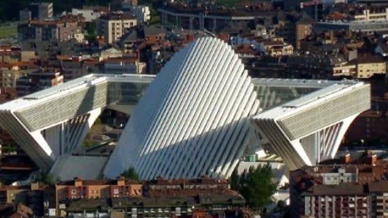 I guai di Santiago Calatrava: tre milioni di danni per il Palazzo di Oviedo. E non è un caso isolato