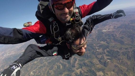 Difesa, Tofalo si lancia con il paracadute: "Voglio dare segnale di vicinanza ai parà del Tuscania"