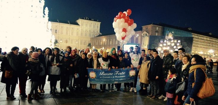 I musulmani augurano Buon Natale ai torinesi in piazza Castello