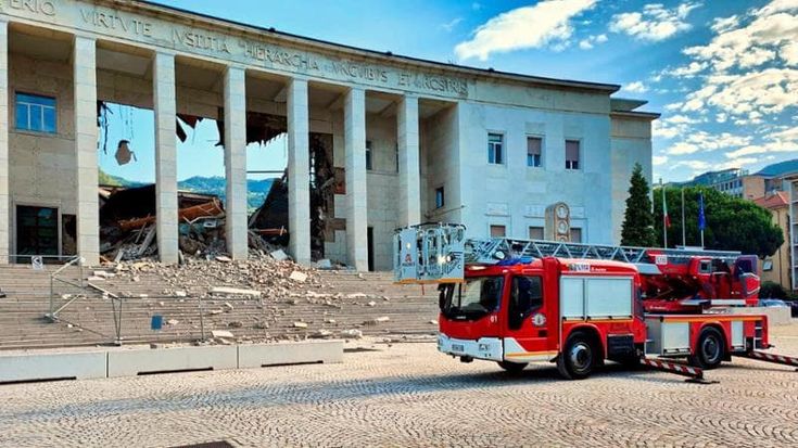 Bolzano, crolla parte del palazzo del tribunale. Esulta l’estrema destra tedesca