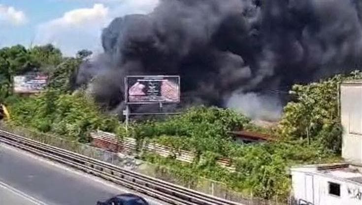 Fiamme vicino ai binari, stop ai treni della Circumvesuviana tra Pompei e Castellammare