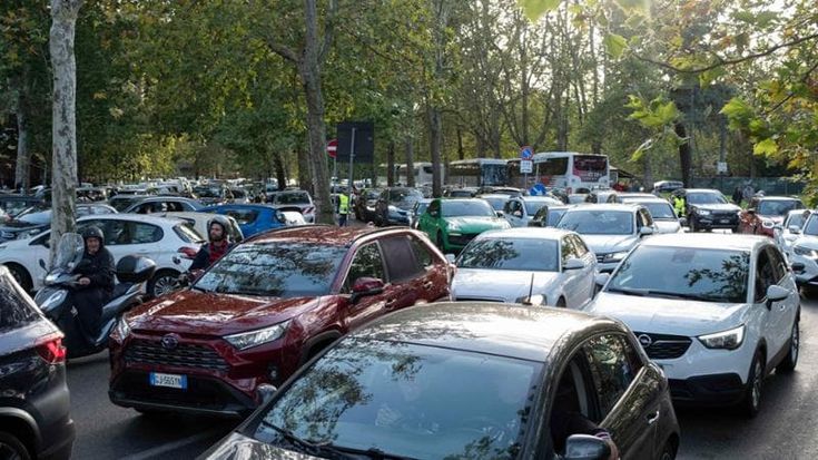 Più auto in strada, meno passeggeri sul metrò. E in città torna a salire lo smog