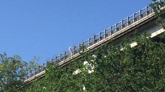 Francavilla al Mare, lancia figlia dal viadotto poi si suicida. Avrebbe ucciso anche la compagna