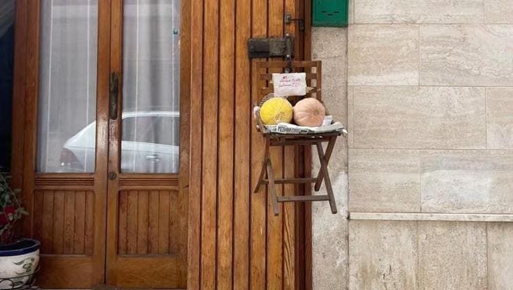 Ecco il melone sospeso. L’idea per evitare le multe da 5mila euro per occupazione di suolo pubblico