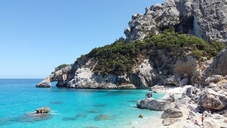 Covid, in Sardegna si entra solo con il green pass al 15 giugno