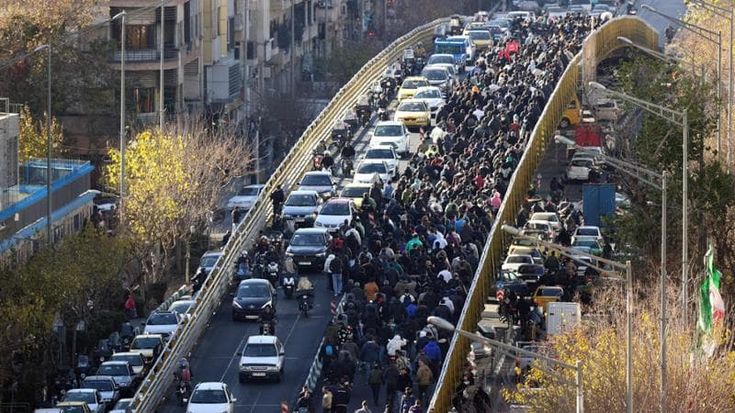 Iran, Khamenei sfida la piazza: “Non cederemo al nemico”