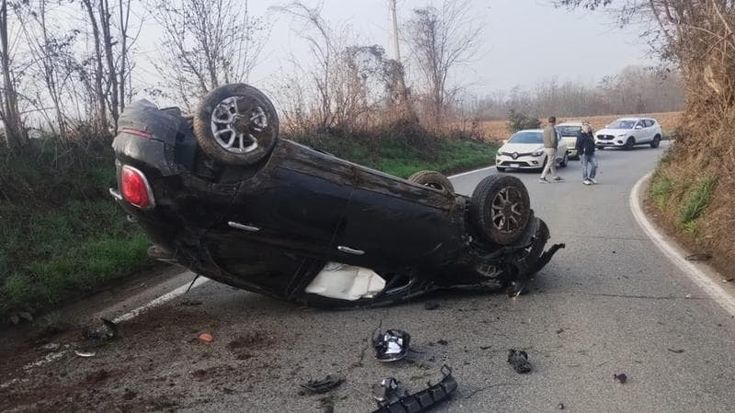 Donna di 35 anni muore in un incidente stradale a Rivalta: auto si ribalta in via Grugliasco