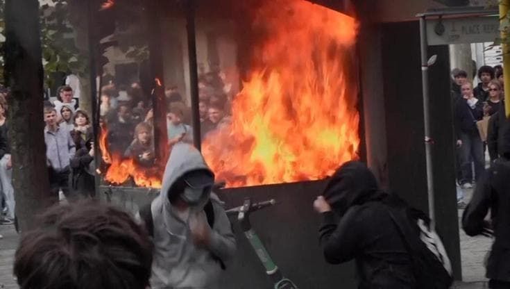 Belgio, gli studenti incendiano una cabina della polizia: corteo e disordini in strada a Liegi